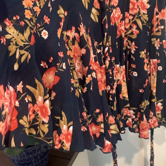 Betty Floral Flutter Shortie Dress | Navy with red florals - Picture 4 of 6